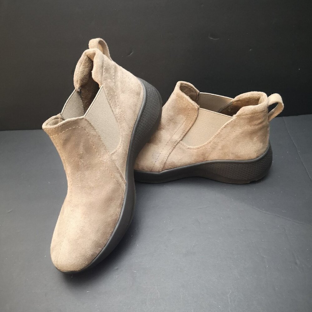Earth Origins Ladies Size 7 Taupe Wedge Faux Leather Ankle Boot / Shoe